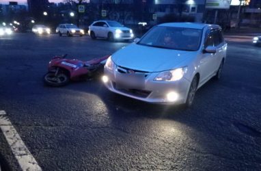 Во Владивостоке мотоциклист, уходя от погони, врезался в авто