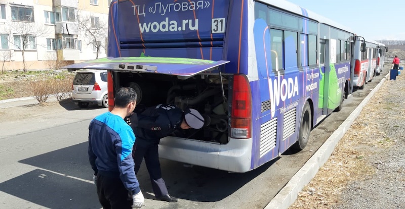 Маршрутки владивосток. Автобус 98 владивосток. Общественный транспорт владивостока. Автобус 2 владивосток. Маршрутка в россии.