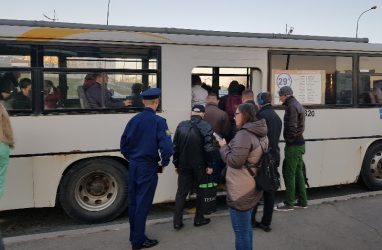Виляющий автобус с пассажирами чуть не протаранил авто во Владивостоке