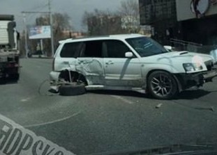 В результате жёсткого ДТП у иномарки вырвало колесо во Владивостоке