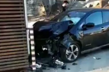 Во Владивостоке автомобиль протаранил пит-стоп