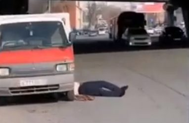 Во Владивостоке машины чуть не переехали мужчину, который чинил авто