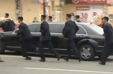 Охранники Ким Чен Ына бежали за его лимузином во Владивостоке