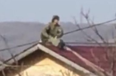 В Приморье военный парашютист приземлился на крышу частного дома