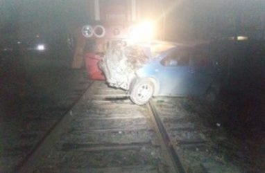 Жуткое ДТП с локомотивом в Приморье: женщину зажало в машине