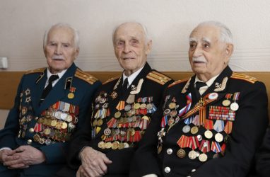 Во Владивостоке 280 ветеранам вручили подарки ко Дню Победы