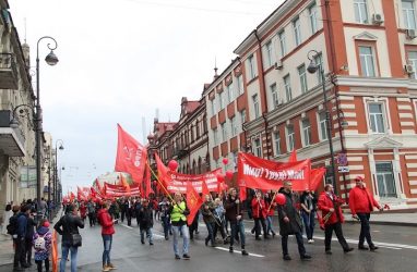 Во Владивостоке прошла первомайская массовая демонстрация коммунистов