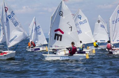 За победу на юношеском "Кубке «Семи футов» борются 117 юных яхтсменов