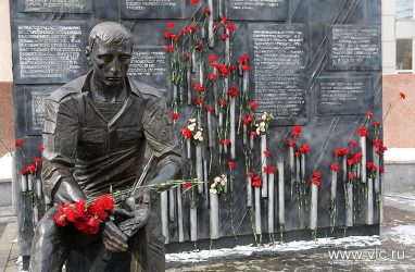 Во Владивостоке школьник помочился на памятник воинам-интернационалистам