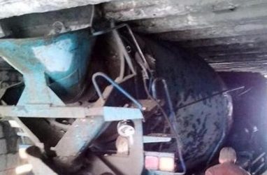 Необычное ДТП: в Приморье бетономешалка застряла под путепроводом