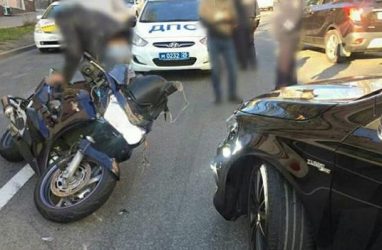 Во Владивостоке водитель «Мерседеса» протаранил мотоцикл