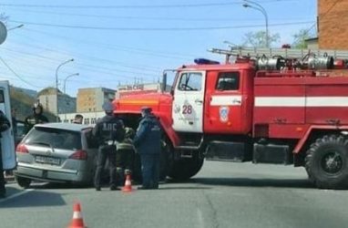 Во Владивостоке пожарная машина врезалась в легковушку