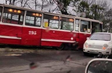 Во Владивостоке трамвай протаранил легковушку