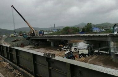 В Приморье на стройке нового моста смыло дорожную технику