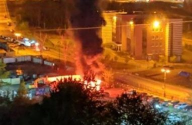 Во Владивостоке из-за перекопанной дороги огнеборцы не могли подъехать к месту пожара