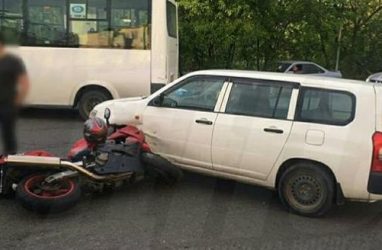 Во Владивостоке автомобиль наехал на мотоцикл