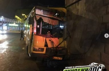 Пассажирский автобус на полном ходу врезался в мост во Владивостоке