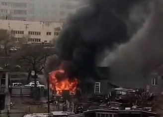 Жуткий пожар во Владивостоке: полыхает жилой дом — видео