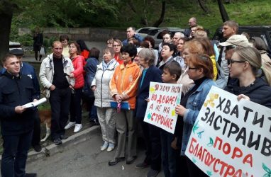 Обеспокоенные возможным строительством высотки жители Владивостока вновь вышли на собрание
