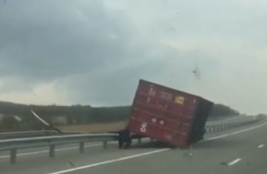 В Приморье контейнер &laquo;сдуло&raquo; ветром с большегруза прямо на дорогу
