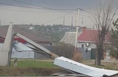 Шквальный ветер повалил рекламный щит прямо на дорогу в Приморье