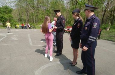 У юных велосипедистов в Приморье приняли экзамен по вождению — полиция