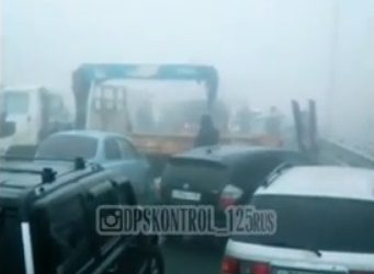 Десятки машин попали в массовое ДТП во Владивостоке. Движение перекрыто