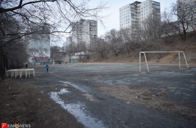 Во Владивостоке наконец отремонтируют стадион 58-й школы. Prim.News писал об этой проблеме ещё в 2017 году