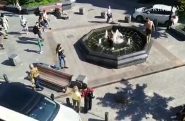 Полуголые парни с гитарой в фонтане в центре Владивостока возмутили горожан
