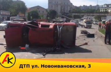 Пикап завалился на бок из-за удара грузовика во Владивостоке