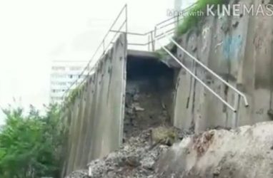 Во Владивостоке не огородили место обрушения бетонных блоков