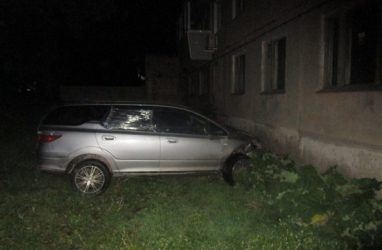 Пьяная женщина без прав протаранила жилом дом, уходя от полицейской погони в Приморье