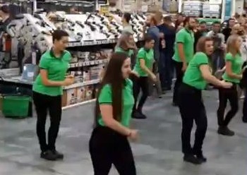 Танец сотрудников приморского магазина «Леруа Мерлен» под песню Skibidi удивил посетителей