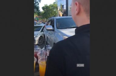 Во Владивостоке официанты ресторана поили лимонадом автомобилистов в пробке