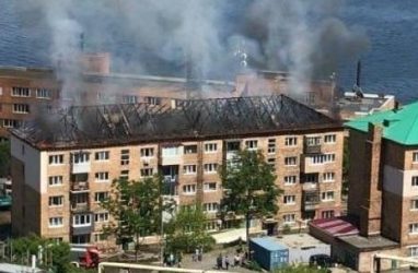 Площадь серьёзного пожара в многоквартирном доме во Владивостоке составила 300 кв. м