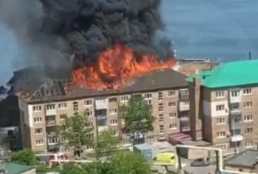 Серьёзный пожар во Владивостоке: в многоквартирном доме полностью выгорела крыша
