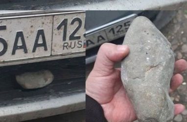 «Нежданчик» в виде огромного булыжника получил автомобилист на трассе в Приморье