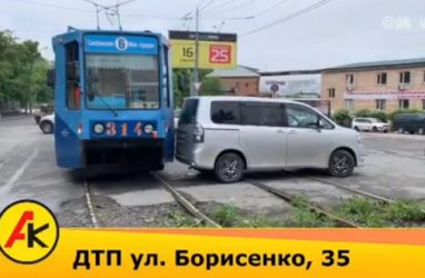 Трамвай протаранил иномарку во Владивостоке
