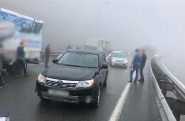 В полиции прокомментировали массовое ДТП с участием десятков машин во Владивостоке
