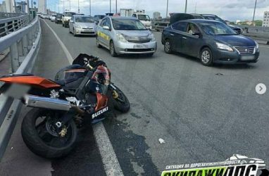 Мотоциклиста увезли на скорой во Владивостоке после ДТП
