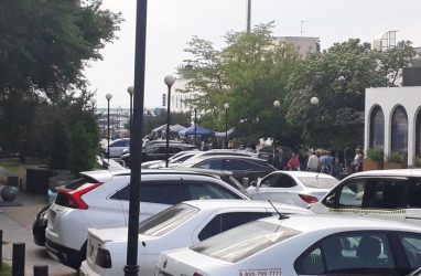 Во Владивостоке вблизи набережной Спортивной гавани вновь начали массово парковать машины