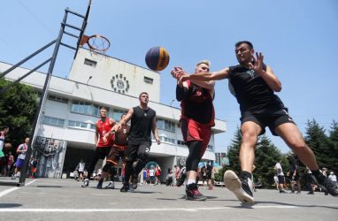 «Банановые денсеры» и «Рысь-фарм» отличились на Кубке Приморья по уличному баскетболу