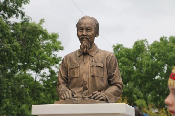 Памятник Хо Ши Мину