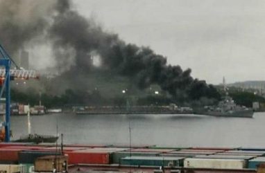 Едкий чёрный дым от корабля Тихоокеанского флота насторожил жителей Владивостока