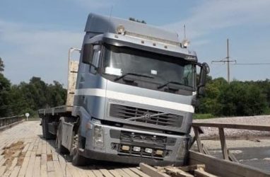 Огромный грузовик чуть не съехал с моста в Приморье