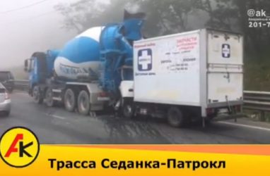 «Кабина всмятку»: грузовик протаранил бетономешалку в Приморье