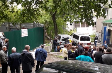 Суд постановил снести забор у стройплощадки на Океанском проспекте во Владивостоке