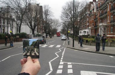 Поклонники группы The Beatles отметили 50-летие знаменитой фотографии