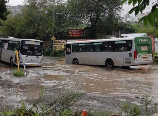 Наводнение, автобусы, Владивосток