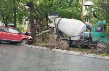 Неуправляемая бетономешалка снесла несколько автомобилей во Владивостоке